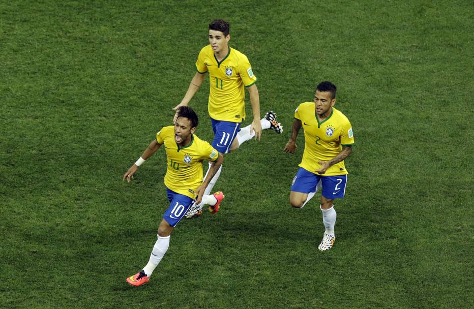L&#39;esultanza di Neymar, seguito da Oscar e Dani Alves